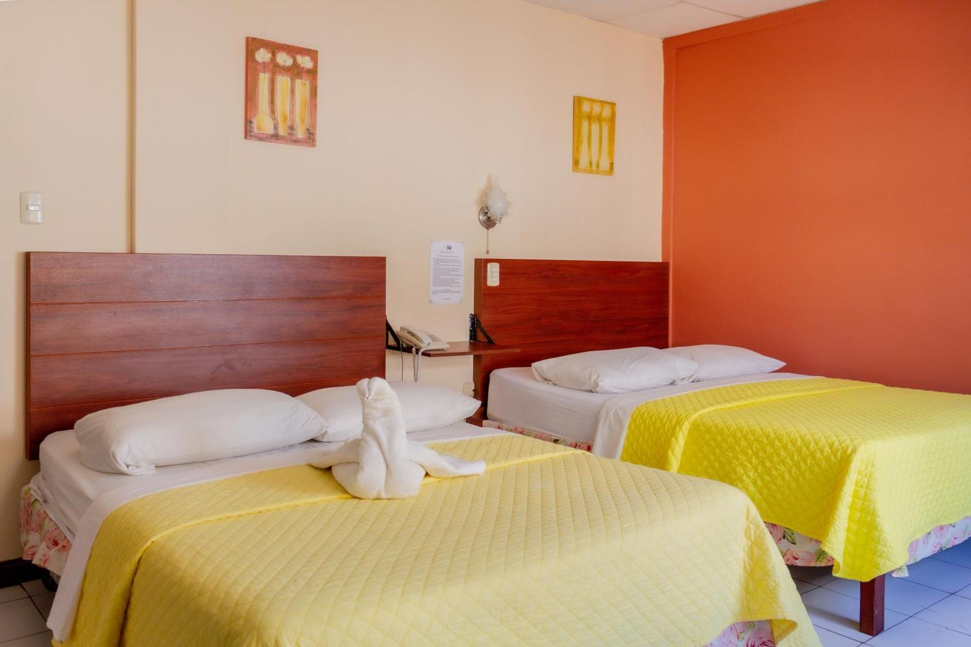 Hostal Antares Манта Екстер'єр фото