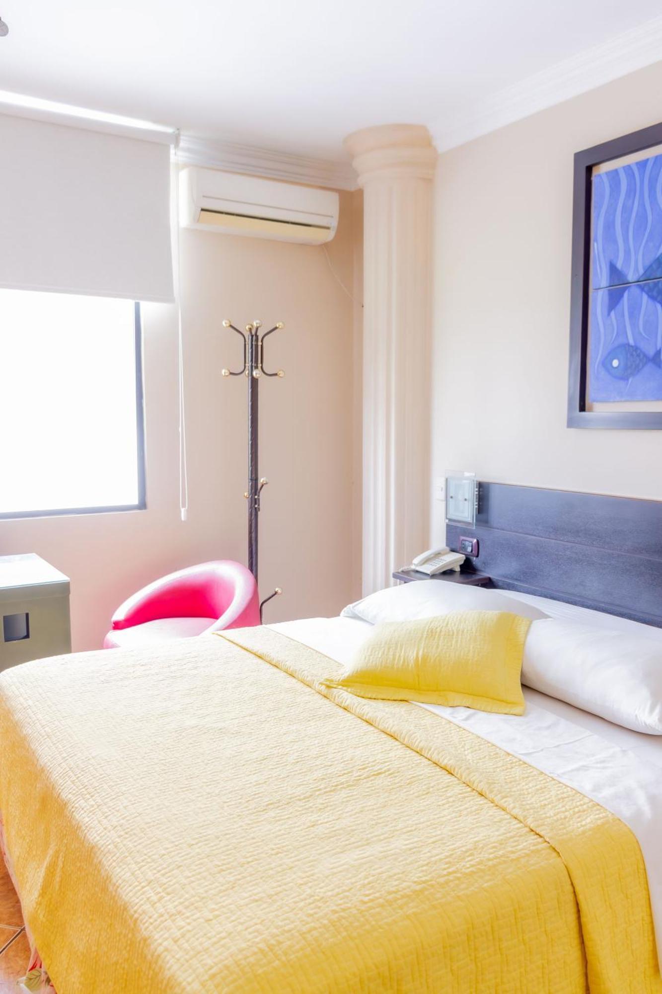 Hostal Antares Манта Екстер'єр фото